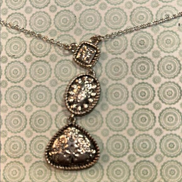 Elegant Silver Pendant Necklace - Picture 2 of 3